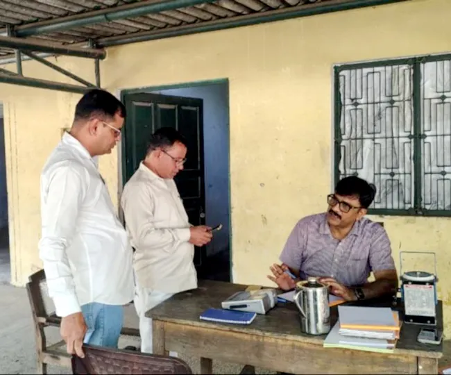 अमरोहा मंडी समिति स्थित धान क्रय केंद्र पर कर्मचारियों से बातचीत करते जिला खाद्य एवं विपणन अधिकारी अजय सिंह। सौ़ स्वयं